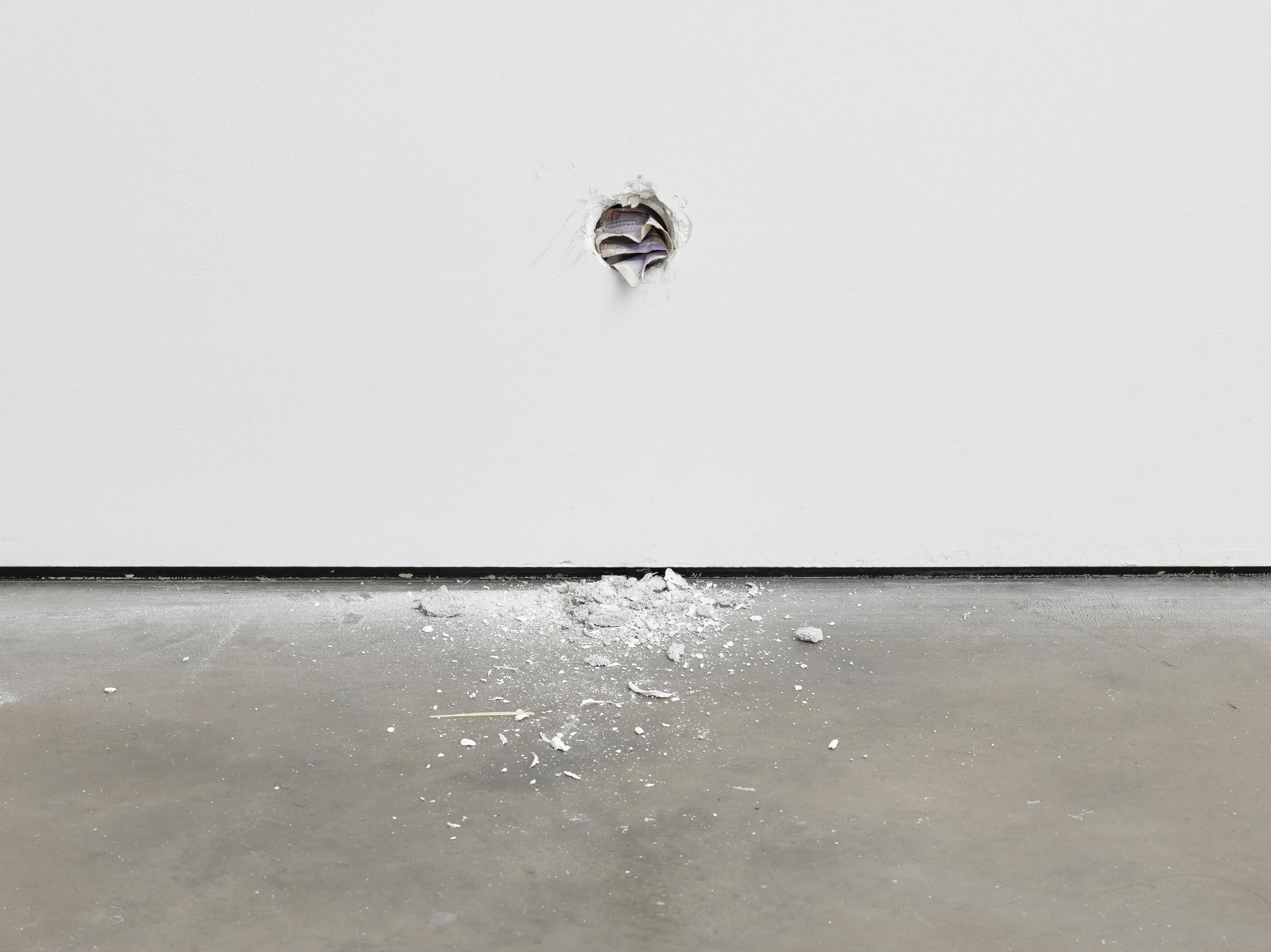 Ryan Gander, “I’m never coming back to New York,” 2016. Animatronics, twenty pound notes, plaster. Dimensions variable. © Ryan Gander, courtesy of the artist and Lisson Gallery.